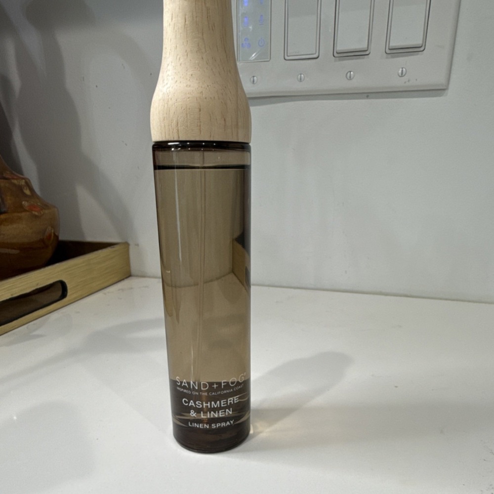 SAND + FOG Cashmere & Linen Linen Spray 3.38 fl oz 100 mL Glass Wood Bottle